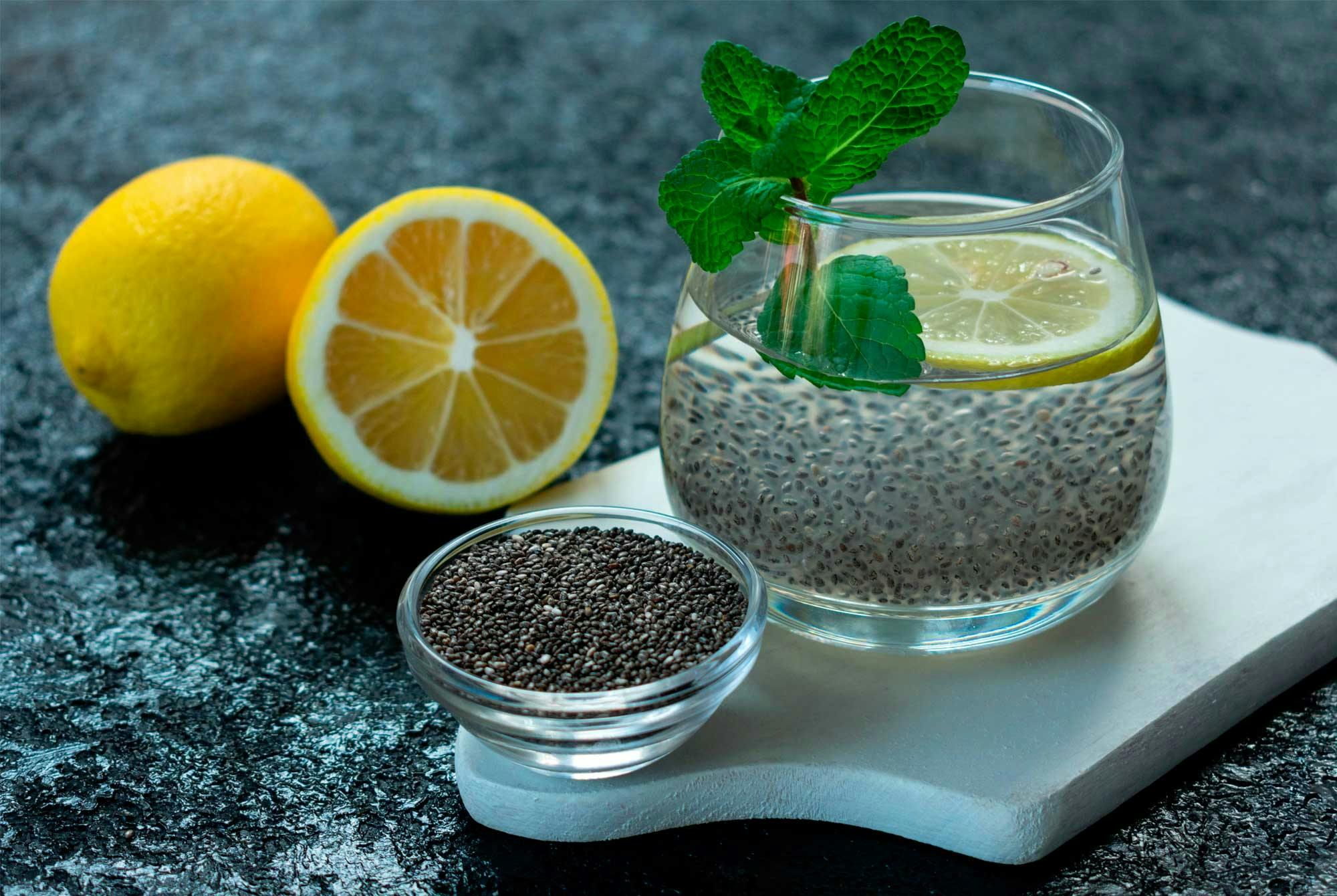 Chia-vatten i glas med citron och mynta