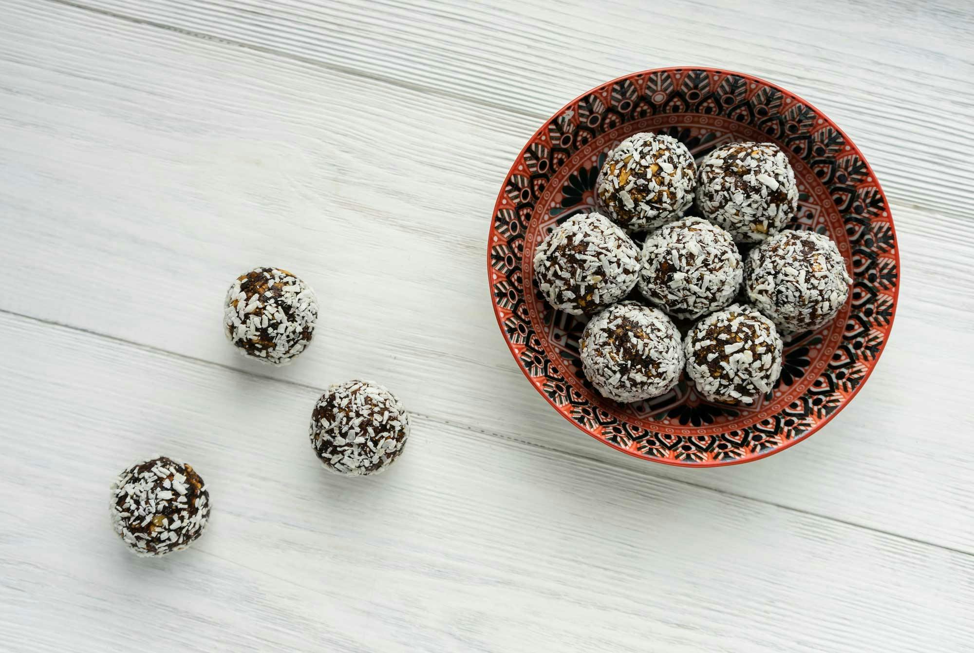 Nyttiga chokladbollar i skål
