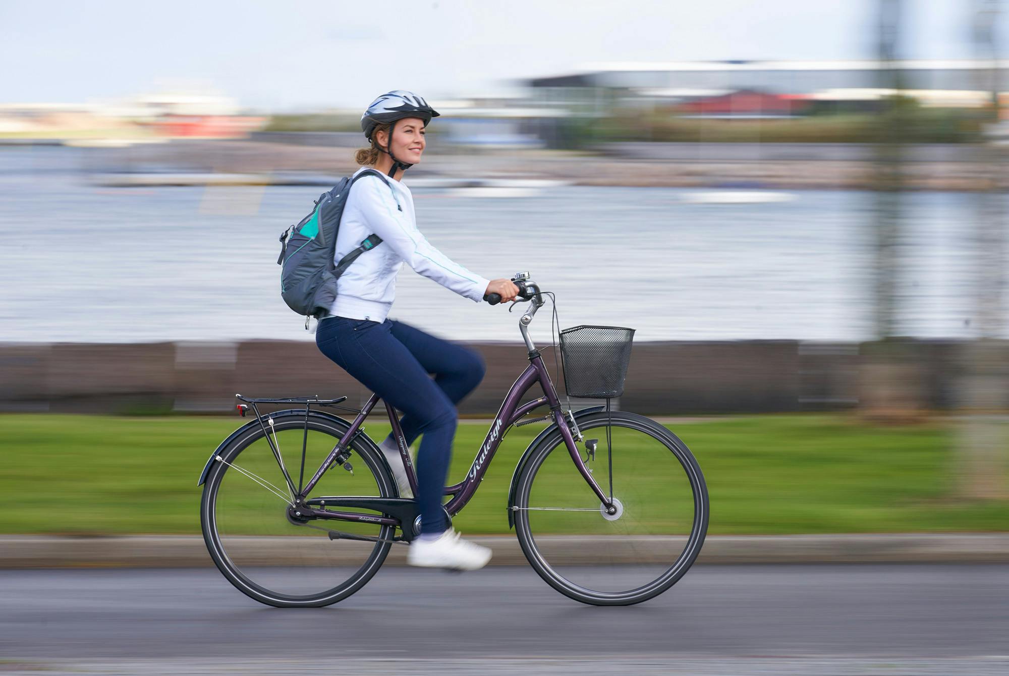Kvinne som sykler til jobb