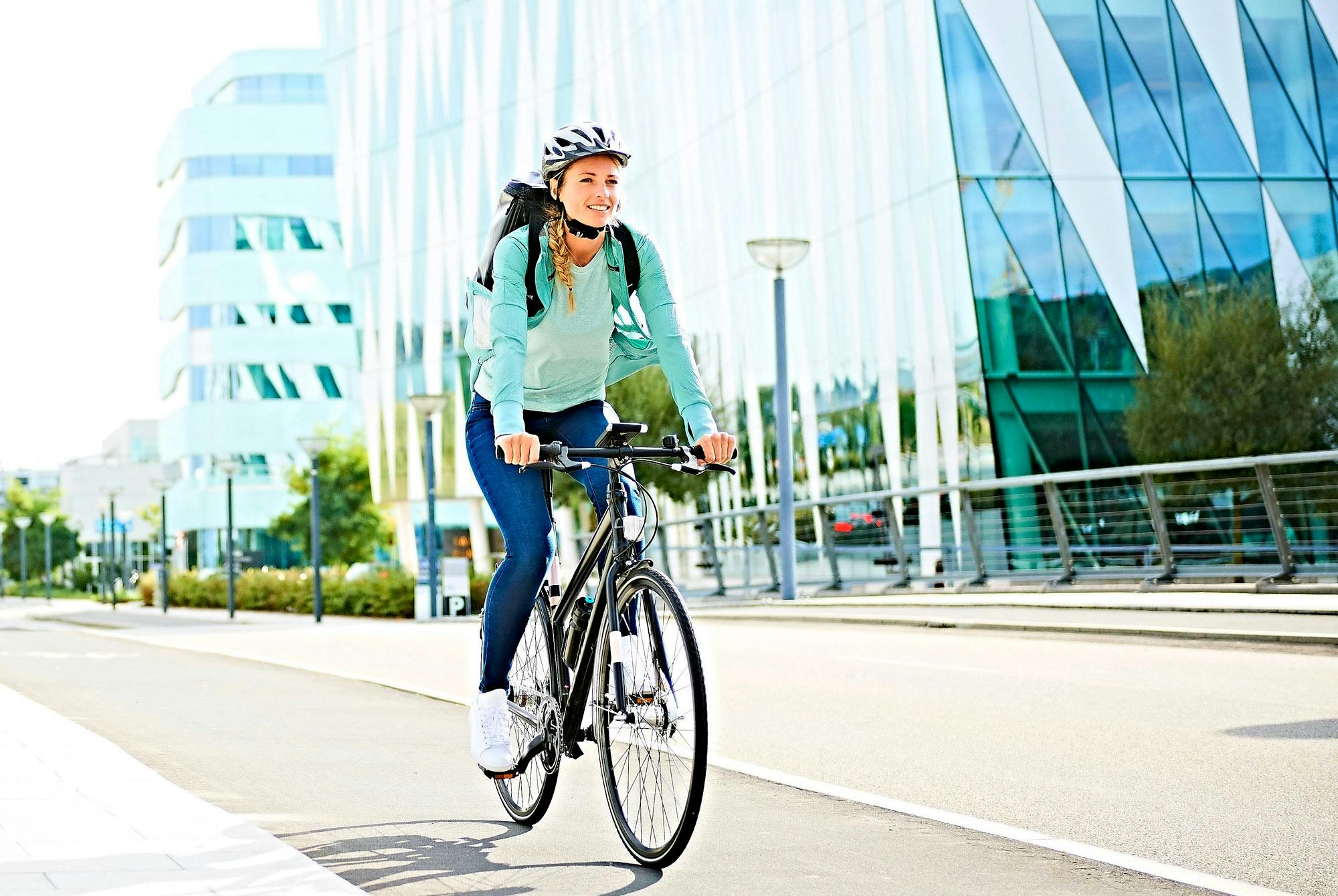 Kvinna cyklar till jobbet