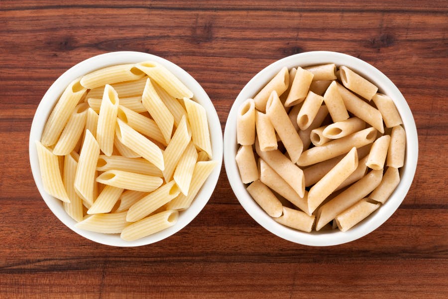 En skål hvid pasta og en skål fuldkornspasta