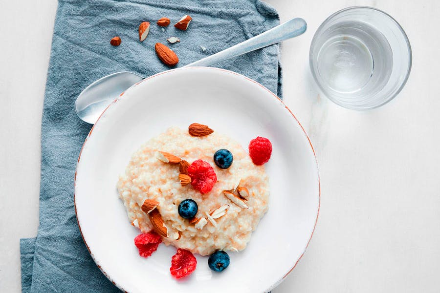 En portion havregrød med bær og mandler