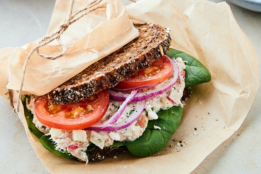 Rugbrødssandwich med tun-salat