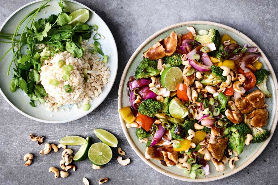 Wok-ret med kylling og grøntsager