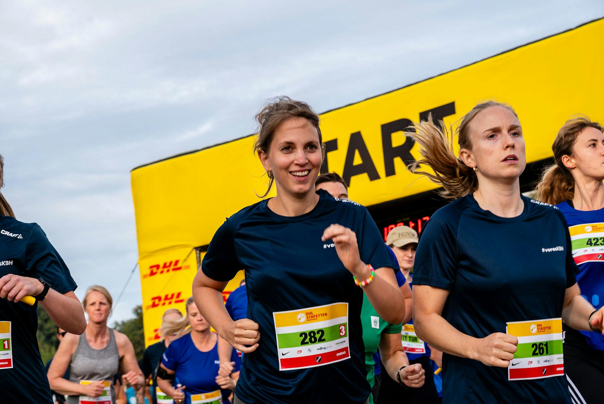 To unge kvinder løber DHL Stafet