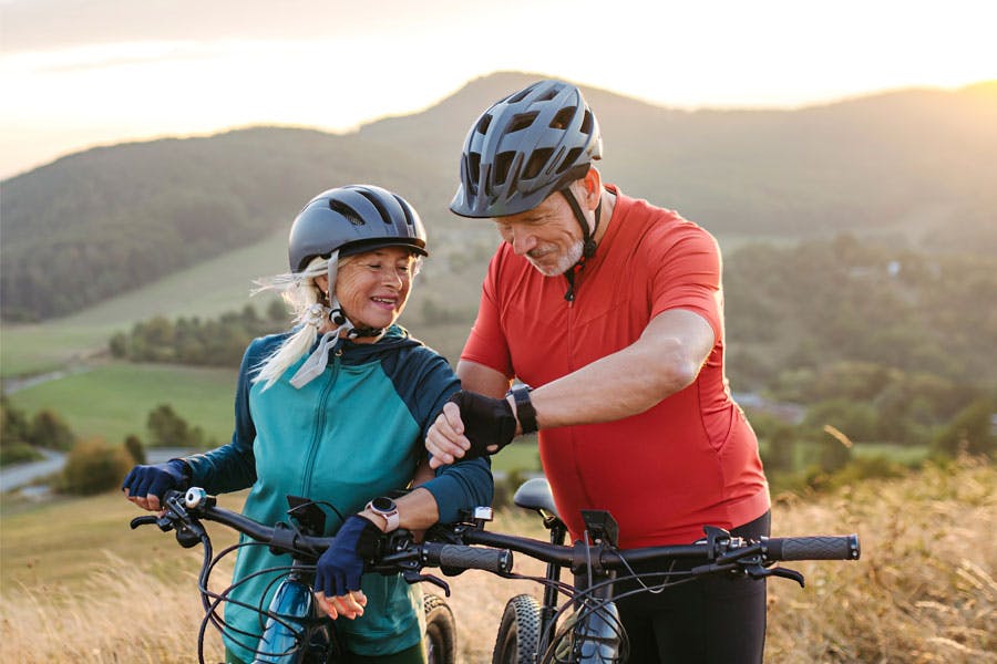 Eldre mann og dame på sykkeltur