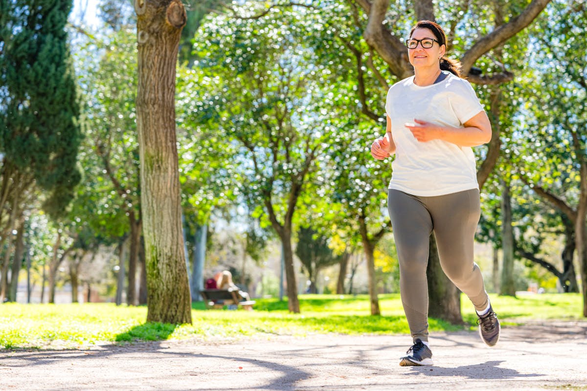 Nainen juoksee puistossa – diabeteksen ehkäisy
