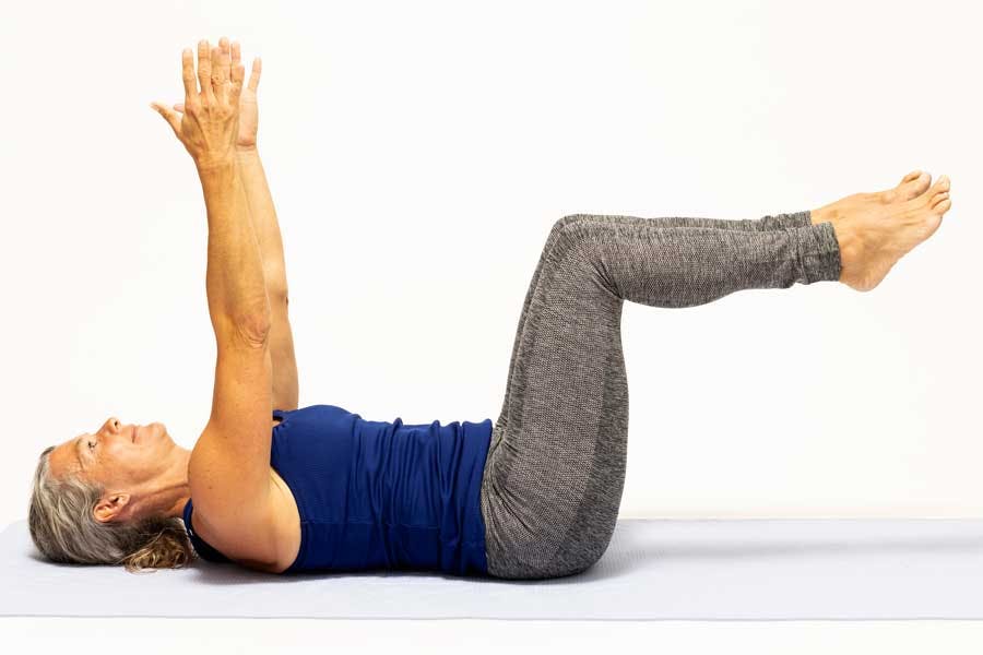 Kvinna som gör "död skalbagge"-övningen