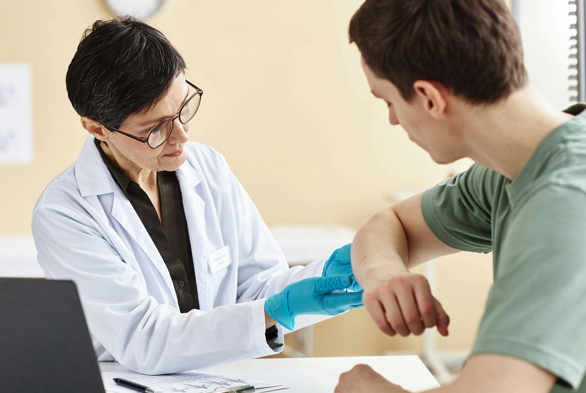 Lege undersøker pasient for allergi mot husstøvmidd