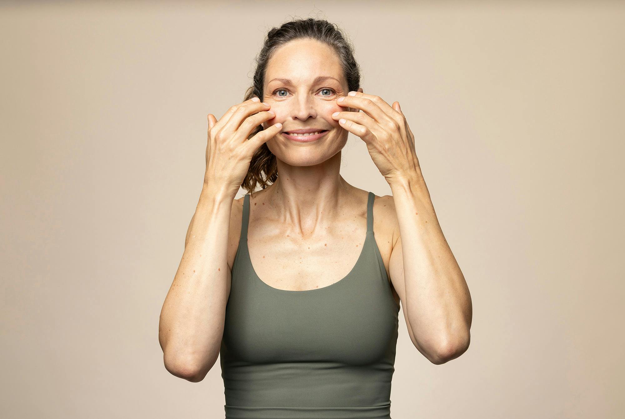 Kvinde laver "duppen over ansigtet" – ansigtsyoga