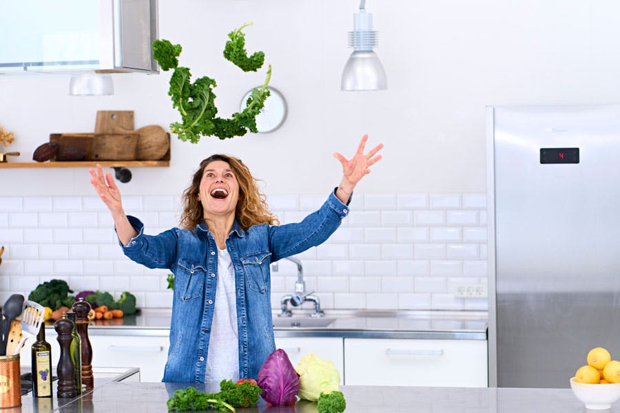 Kvinde kaster kålblade op i luften