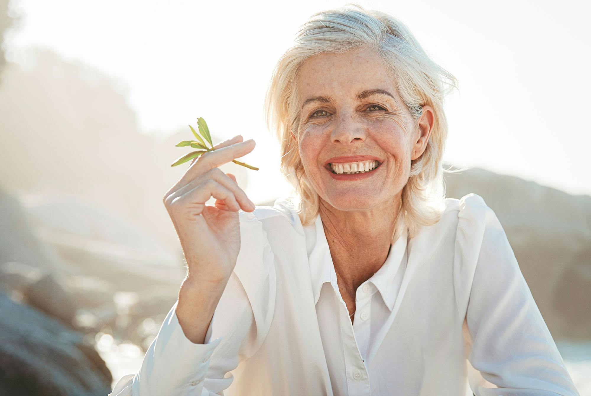 En kvinna som lyckats sluta röka ler.