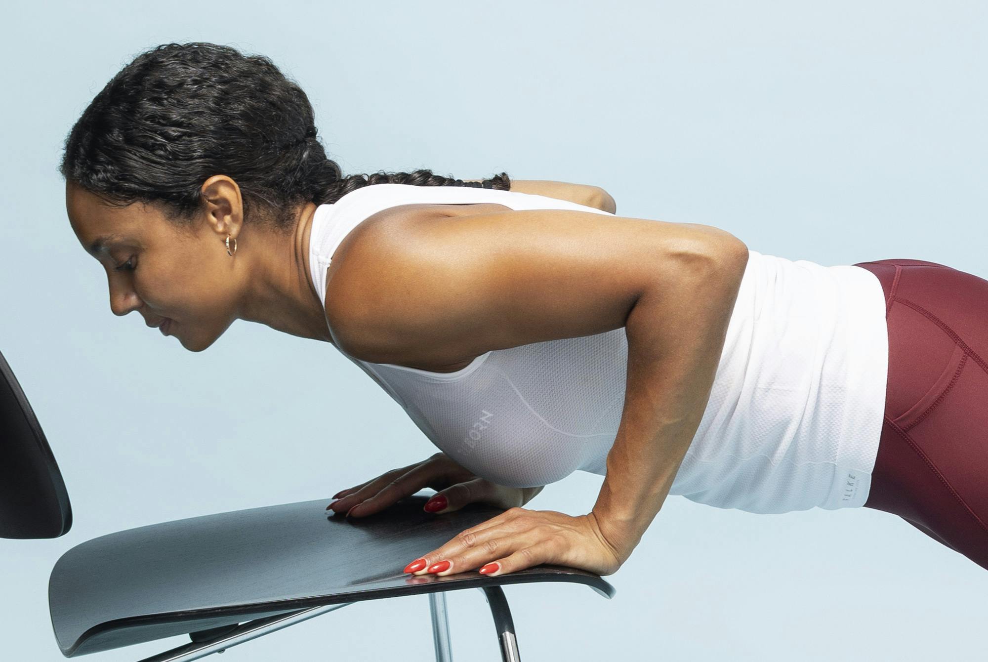 Træner laver bred push-up