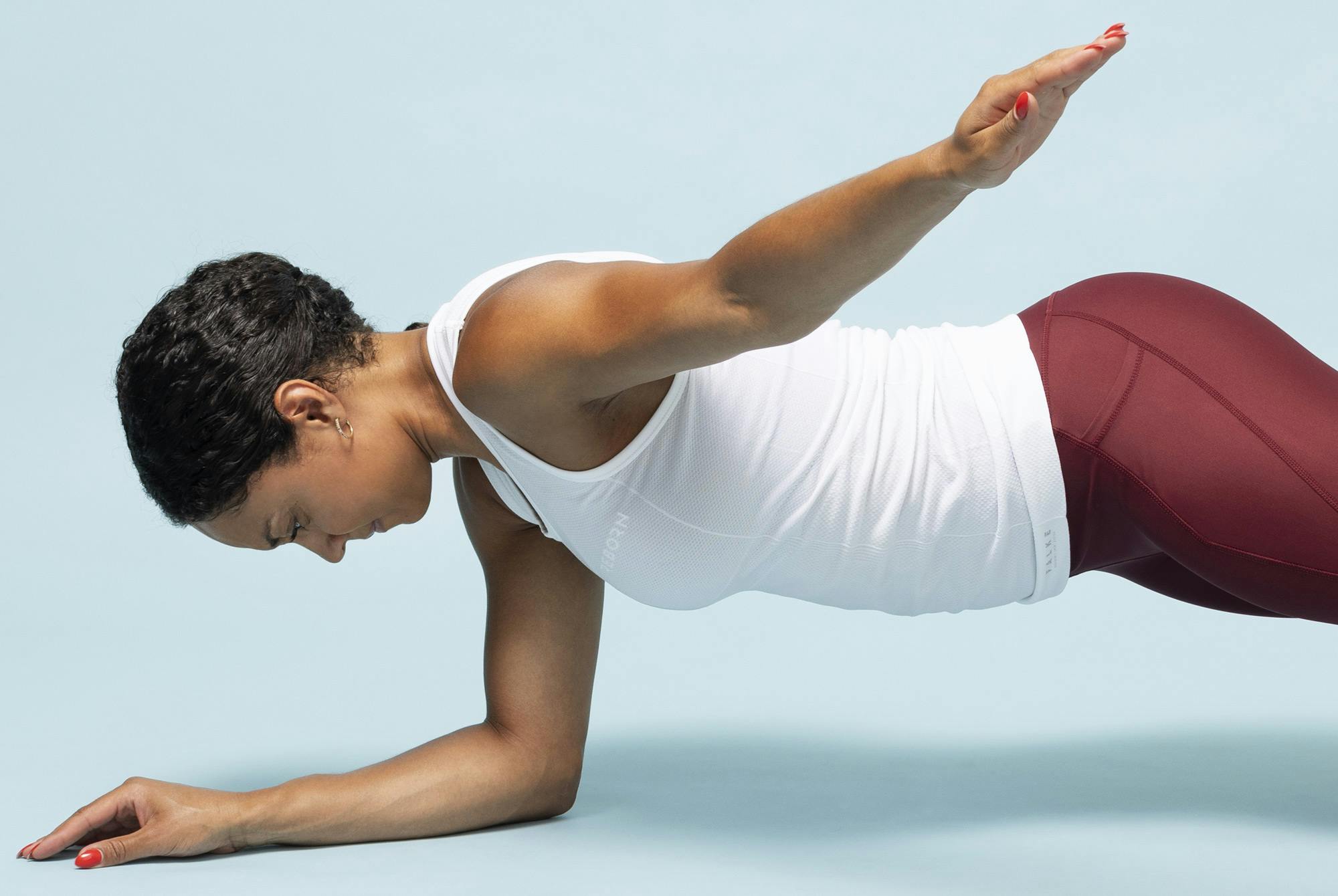 Træner laver planke med svømmetag