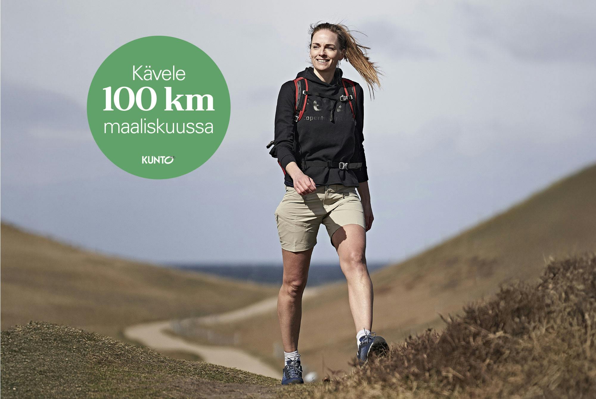 Naisia kävelemässä.