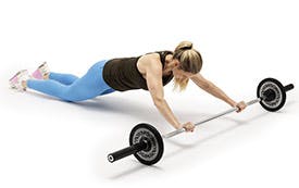 Kvinna som gör övningen ab roll med en skivstång