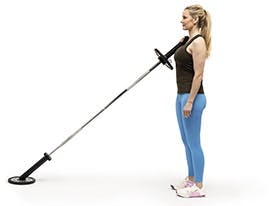 Kvinna som gör övningen back lunge till landmine press