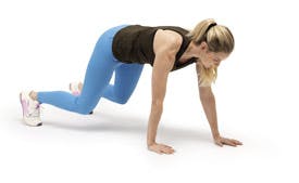 Kvinna gör övningen plank walkout m. push up