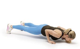 Kvinna gör övninngen plank walkout m. push up