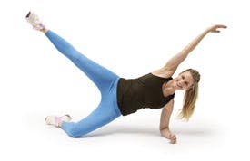 Kvinna gör övningen sidoplanka till sidoplanka crunch