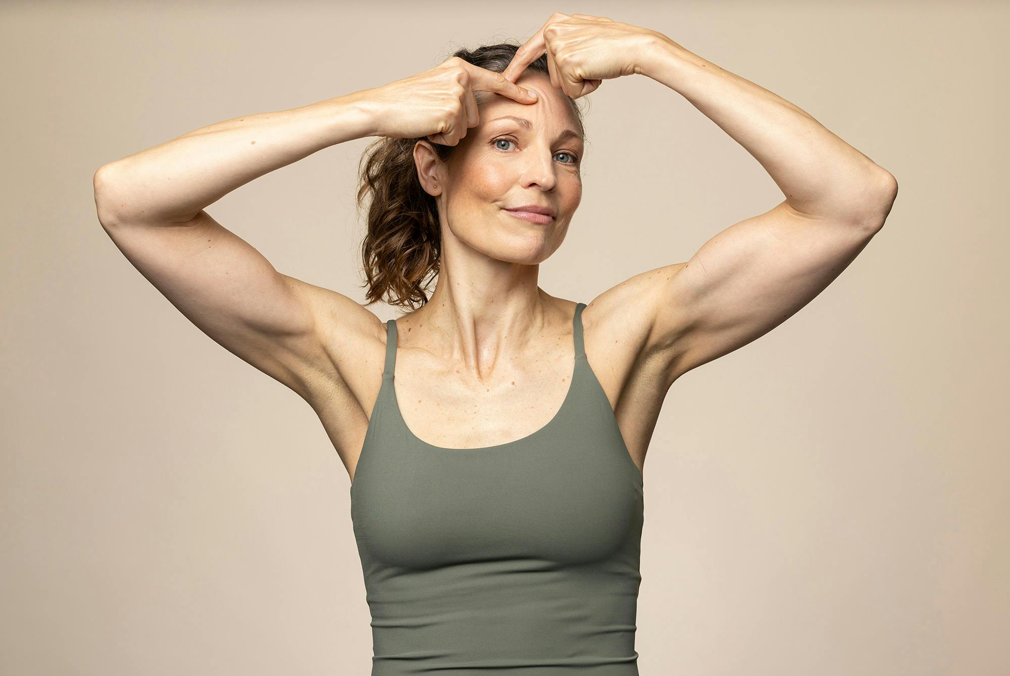 Kvinde laver "fascia-halvcirkler" – ansigtsyoga