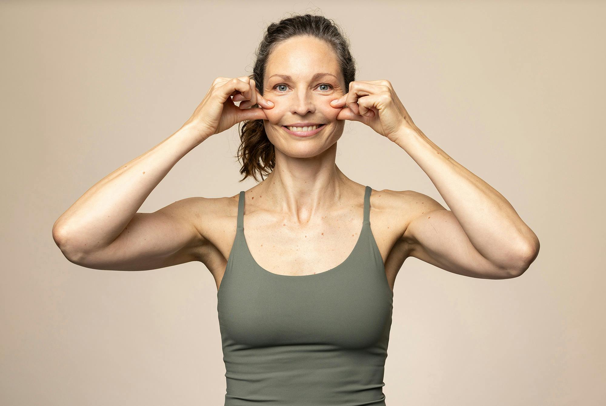 Kvinde laver øvelsen "fascia-nap" – ansigtsyoga