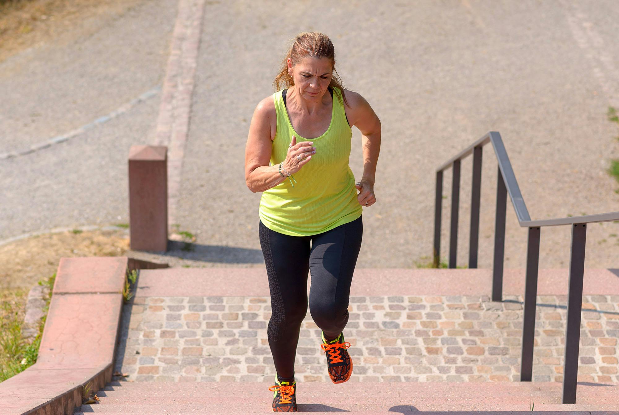 Kvinna som springer i trappor efter viktnedgång med medicin