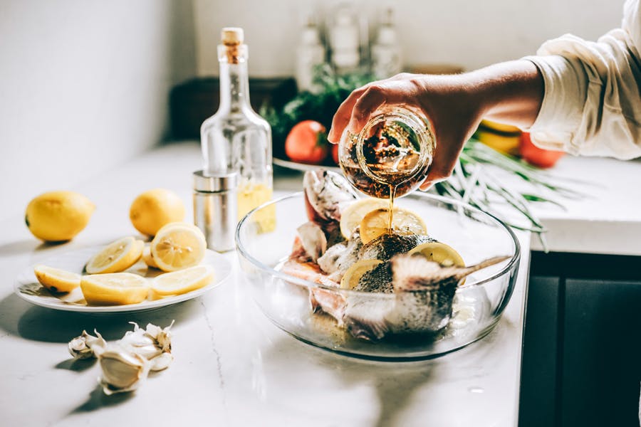 Fisk marineres i bl.a. oregano