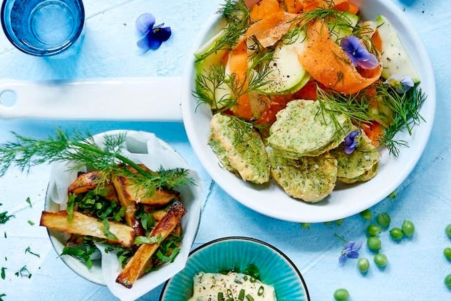 Fiskefrikadeller med squash, gulerod og sellerifritter