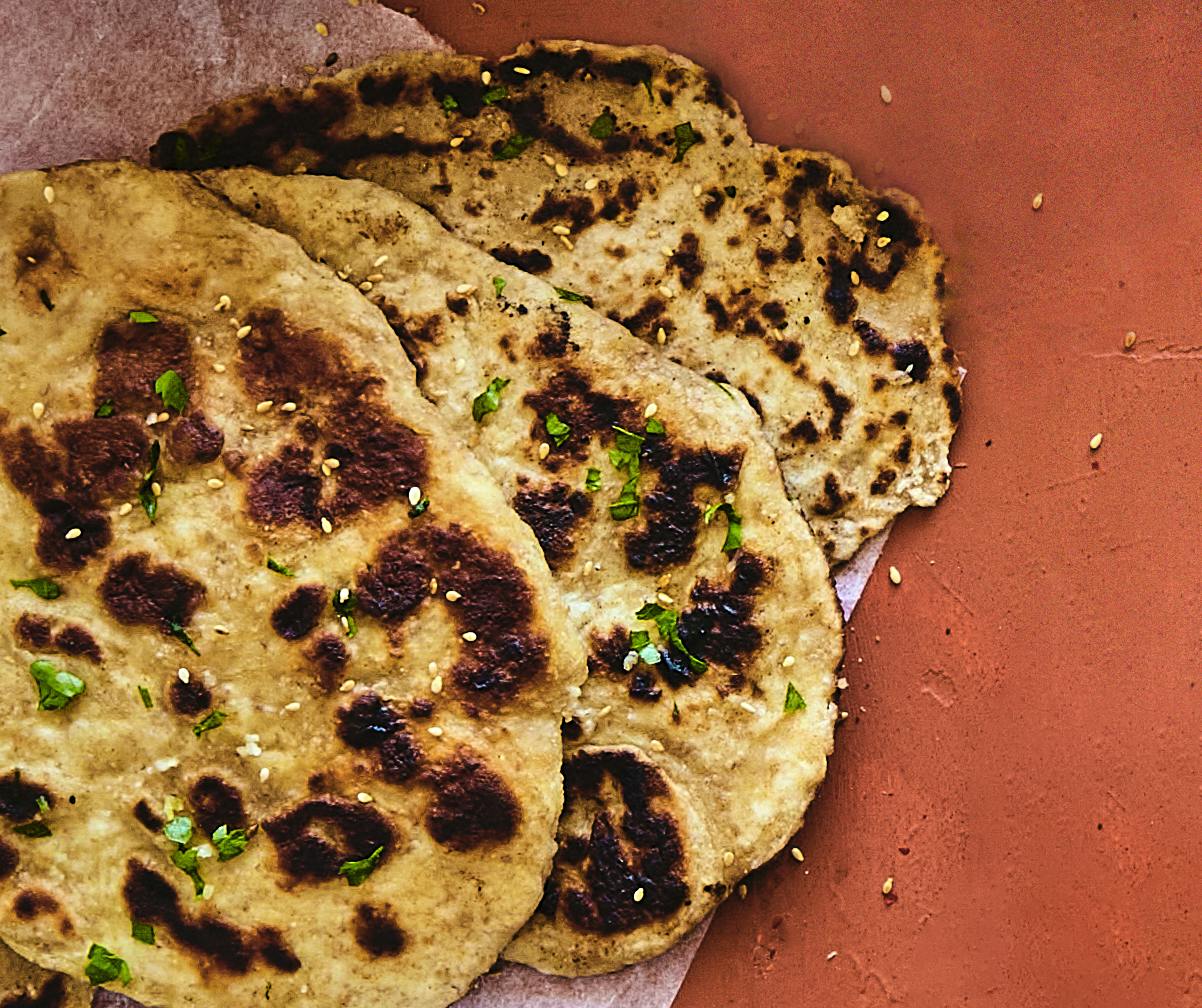 Tunnbröd med yoghurt och vitlök
