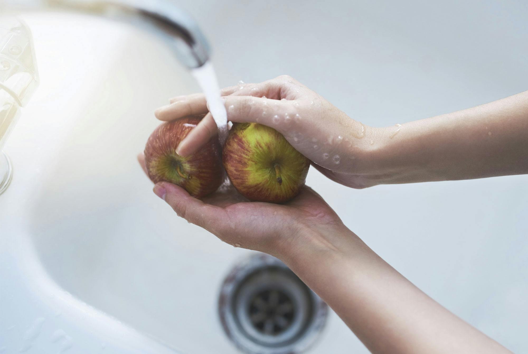 Äpplen tvättas