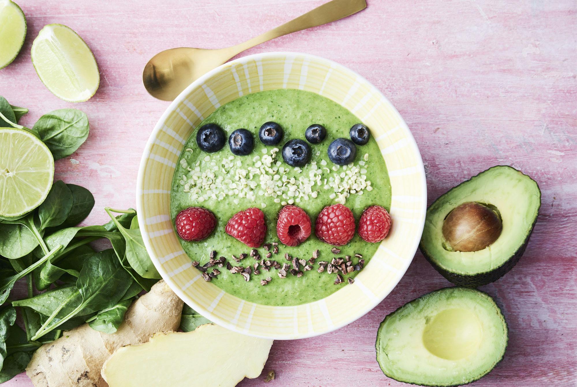 Kulho, jossa on vihersmoothieta ja koristeita