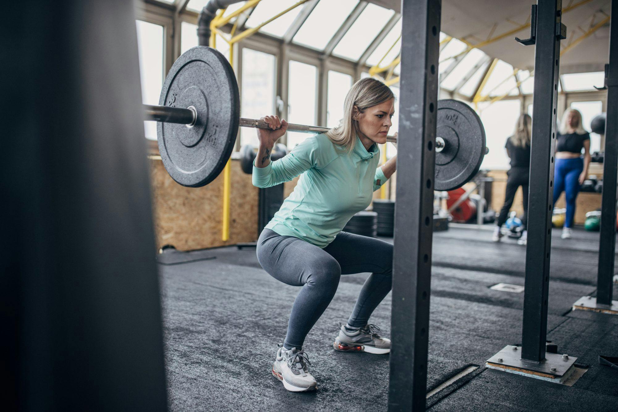 Sumokyykky Kvinde laver sumo squat