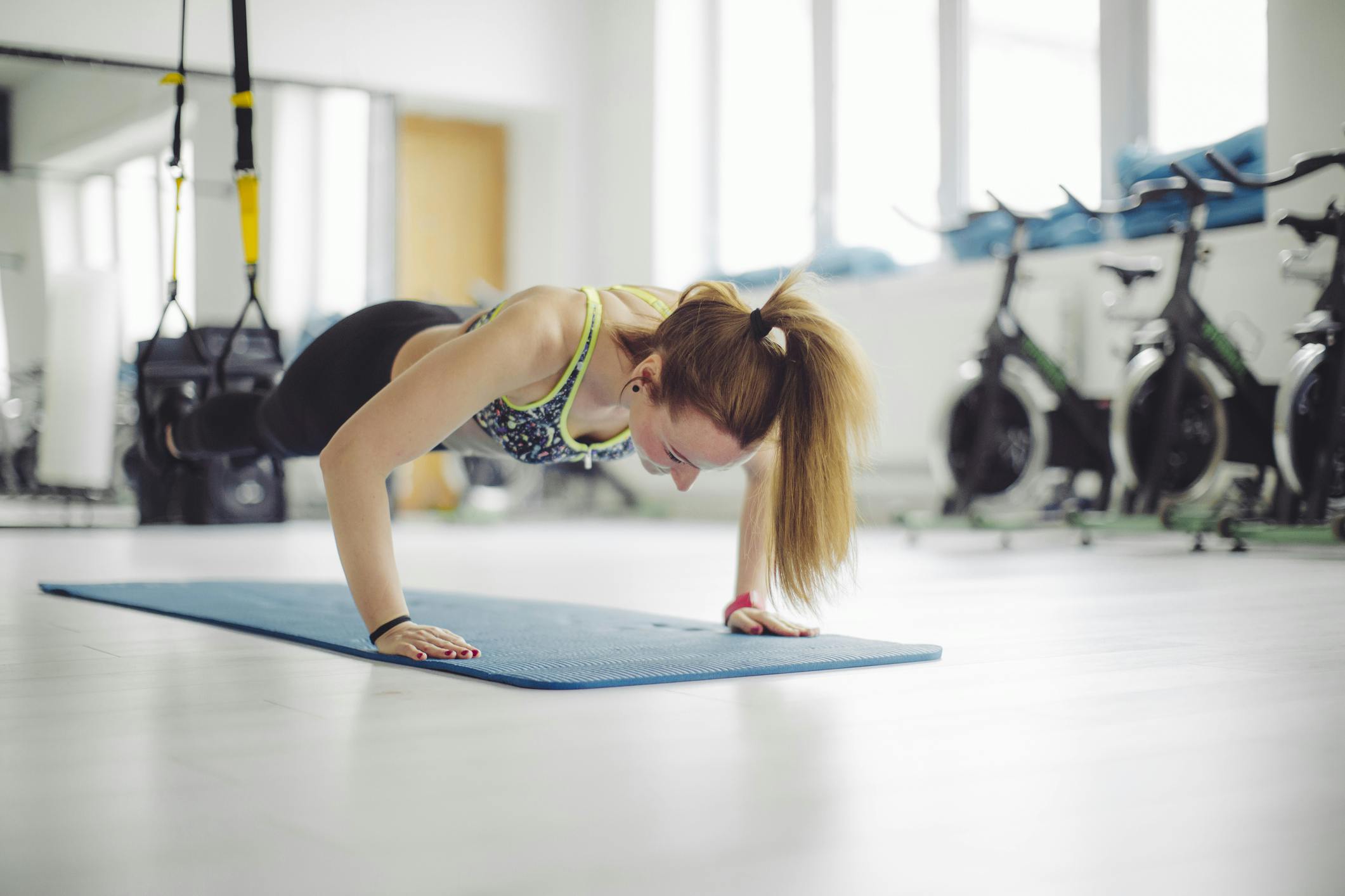 Kvinne tar Atomic push-ups med slynge