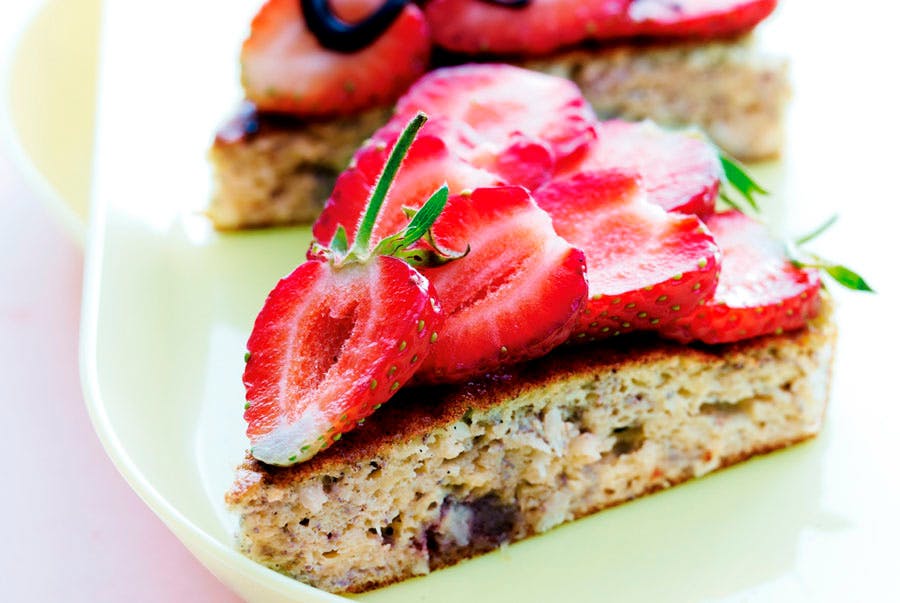 Et stykke banankake med jordbær i skiver