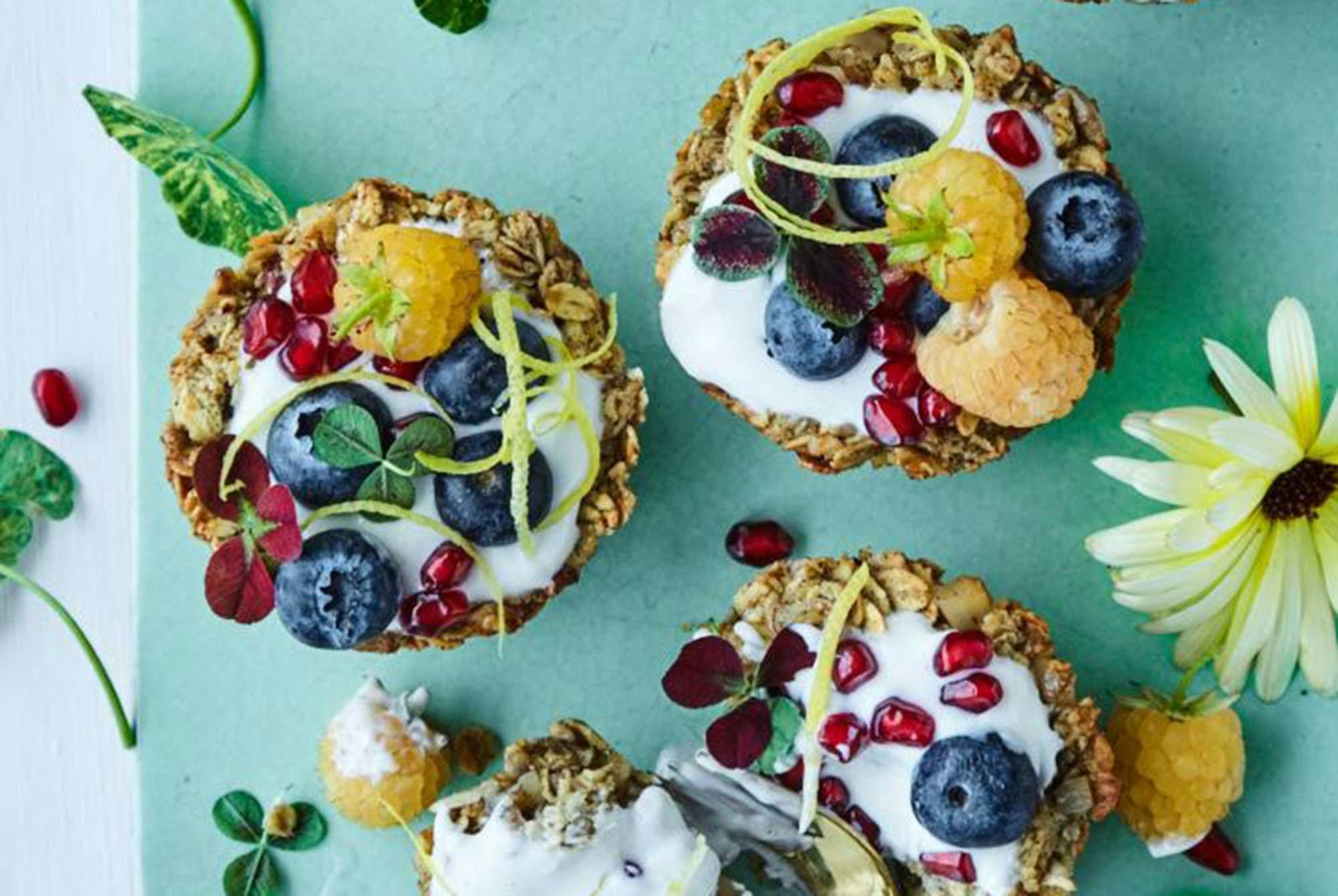 Neljä granolaleivosta rahkalla ja marjoilla täyttyinä.