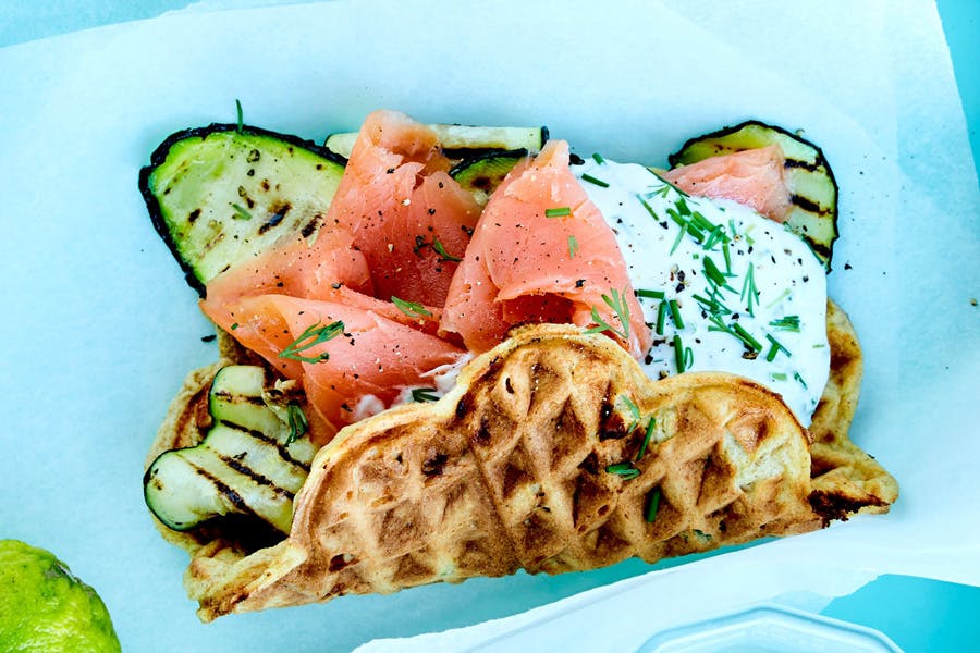 Grillet squash i vaffelwrap med laks