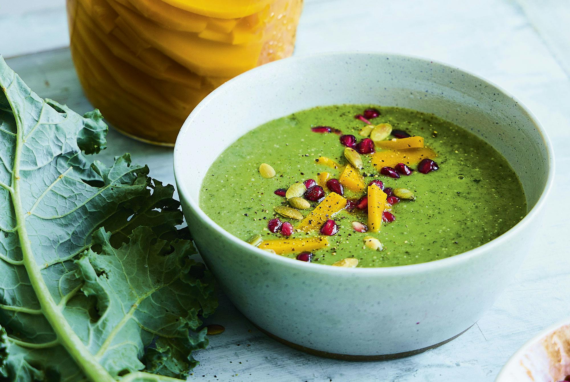 Grønnkålsuppe med syltet gresskar som topping laget av rester fra gresskarutskjæring