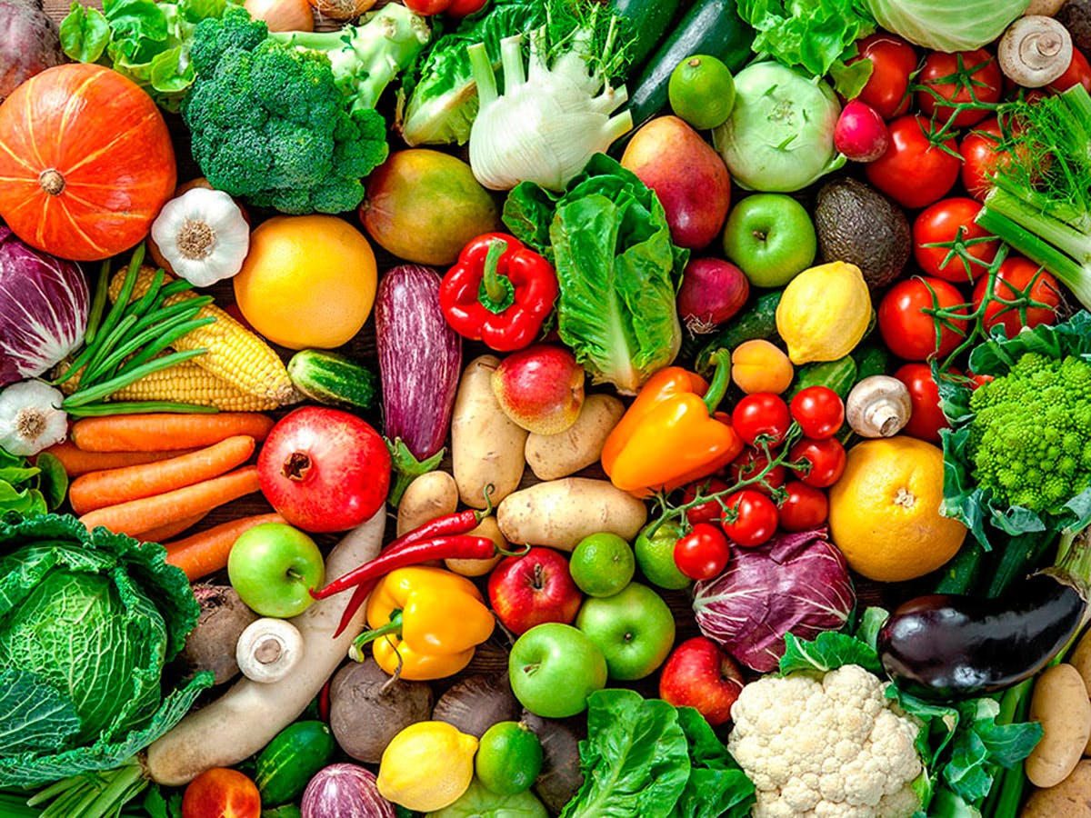 En stor bunke blandede grønnsaker