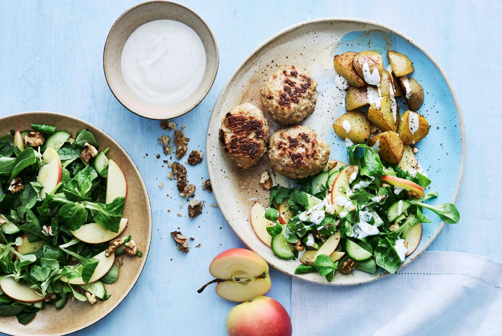 Tallrik med köttbullar, potatis och sallad