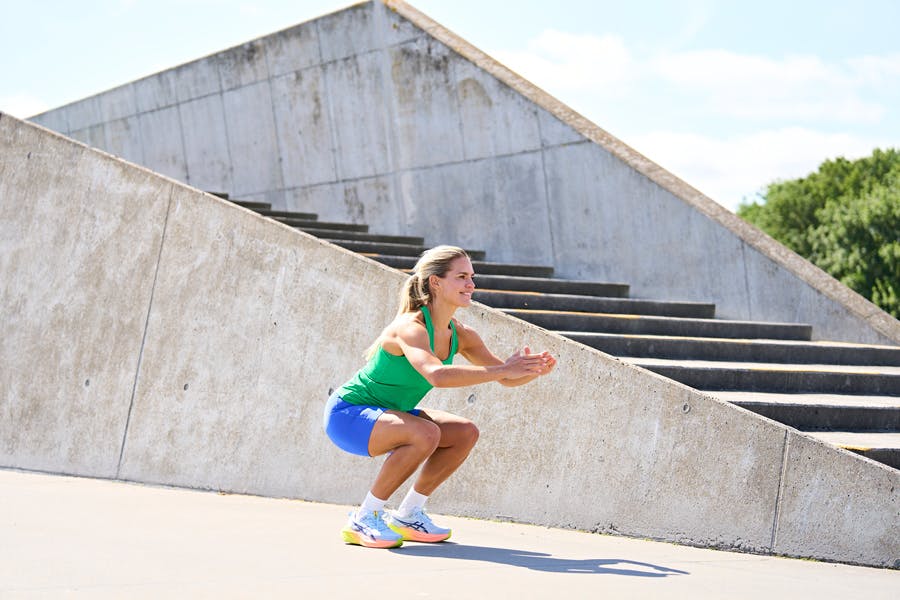 Kvinna gör övning i HIIT-program