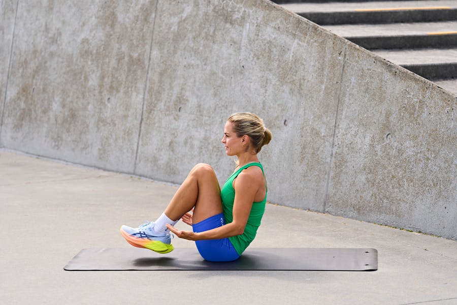 kvinde viser HIIT-øvelse atomic sit up 3