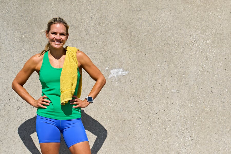 Kvinde med håndklæde om nakken, klar til HIIT-træning