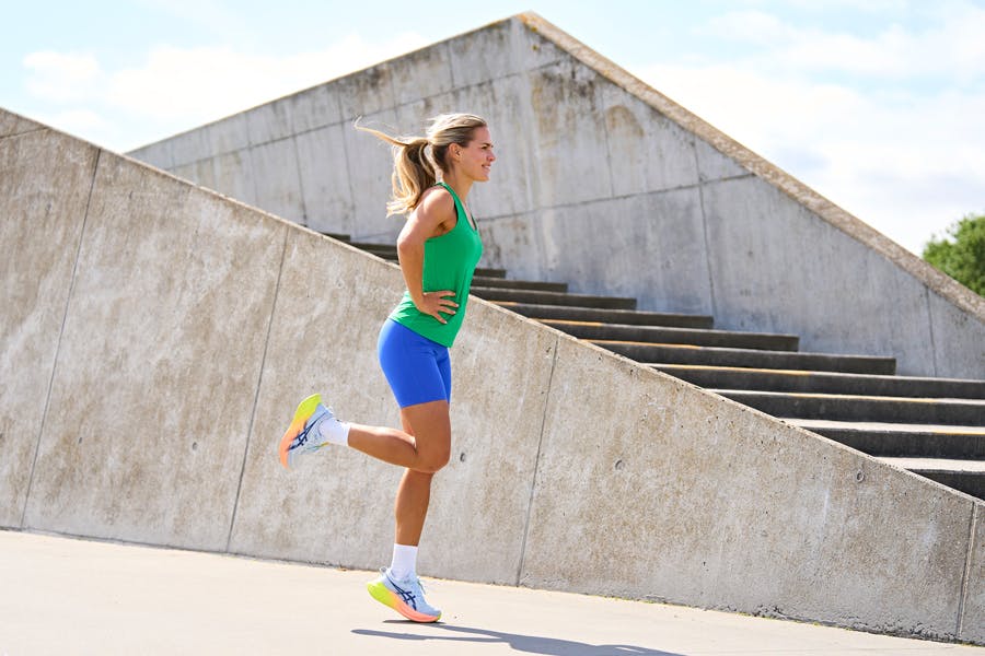 kvinde viser et HIIT hælspark