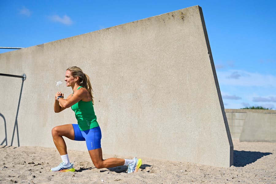 kvinde laver jump lunge i HIIT-program