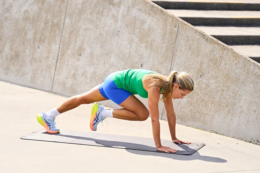 Kvinde viser en HIIT-øvelse
