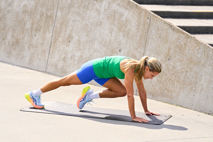 kvinde viser HIIT-øvelse mountain climbers 3