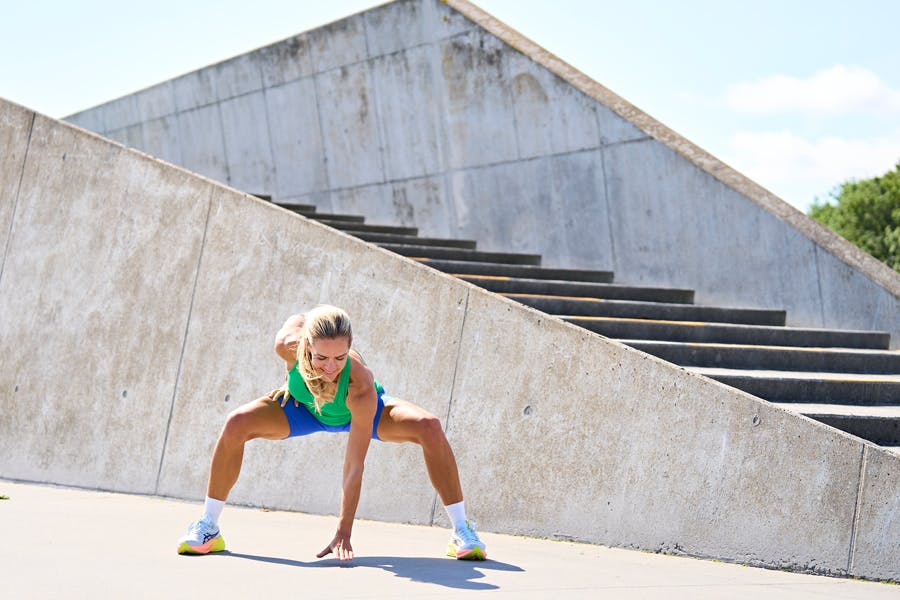 kvinde viser HIIT-øvelse pop squats 3