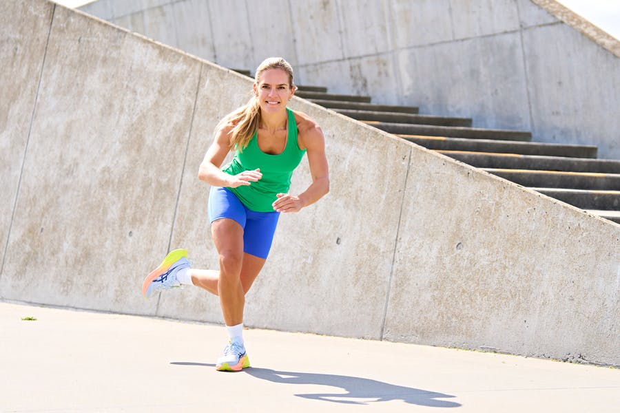 Kvinna gör övning i HIIT-program