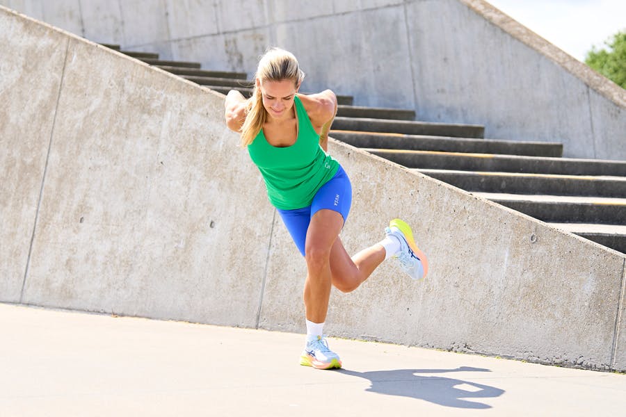 Kvinna gör övning i HIIT-program